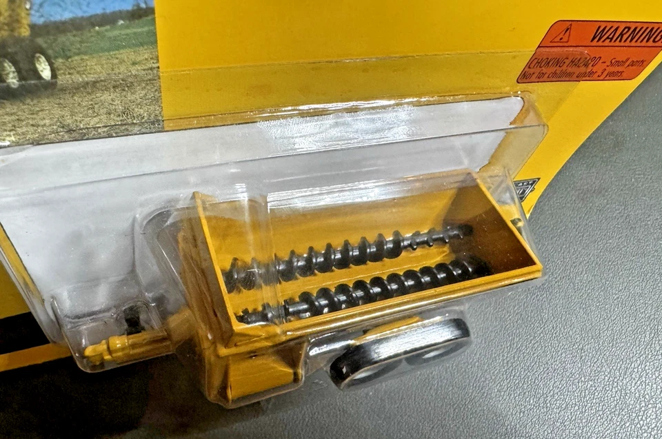 1/64 NORSCOT Knight 8018 ProTwin Slinger Spreader 57002 - Old Version - Image 2 of 4