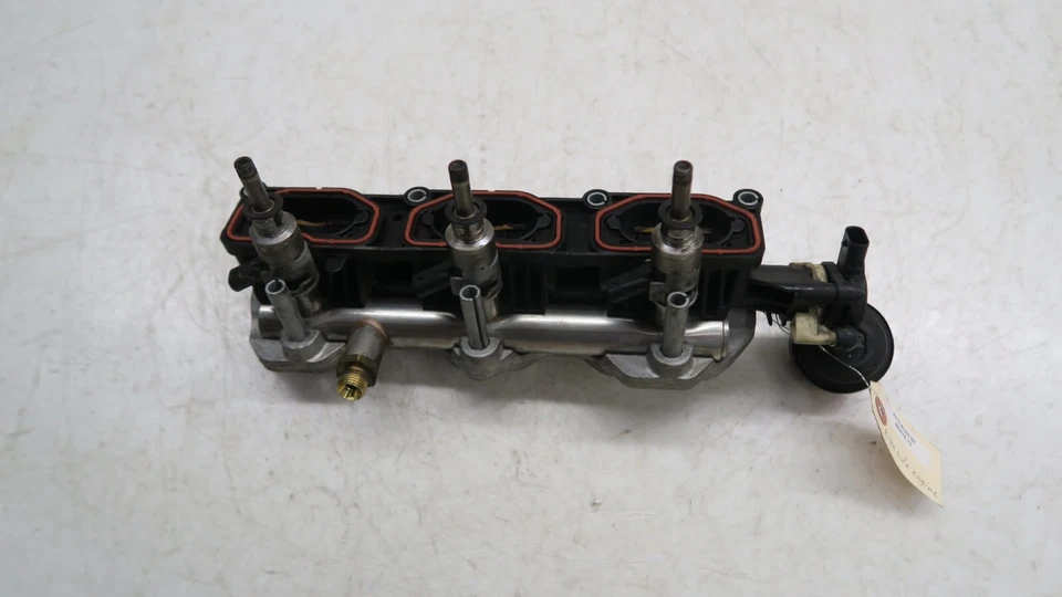 Inyectores de combustible del lado derecho del motor Audi Q7 2011-2015 OEM 3,0 L con riel 06E133340 Foto 3 de 4