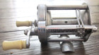 VINTAGE PFLUEGER SUMMIT 1993L ENGRAVED BAITCASTING FISHING REEL w/ Box & Dog Bag — photo 6