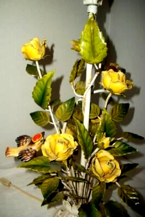 ITALIAN TOLE YELLOW ROSES BIRDS LAMP HOLLYWOOD REGENCY 1960s LUSH RARE MCM - Image 4 of 4
