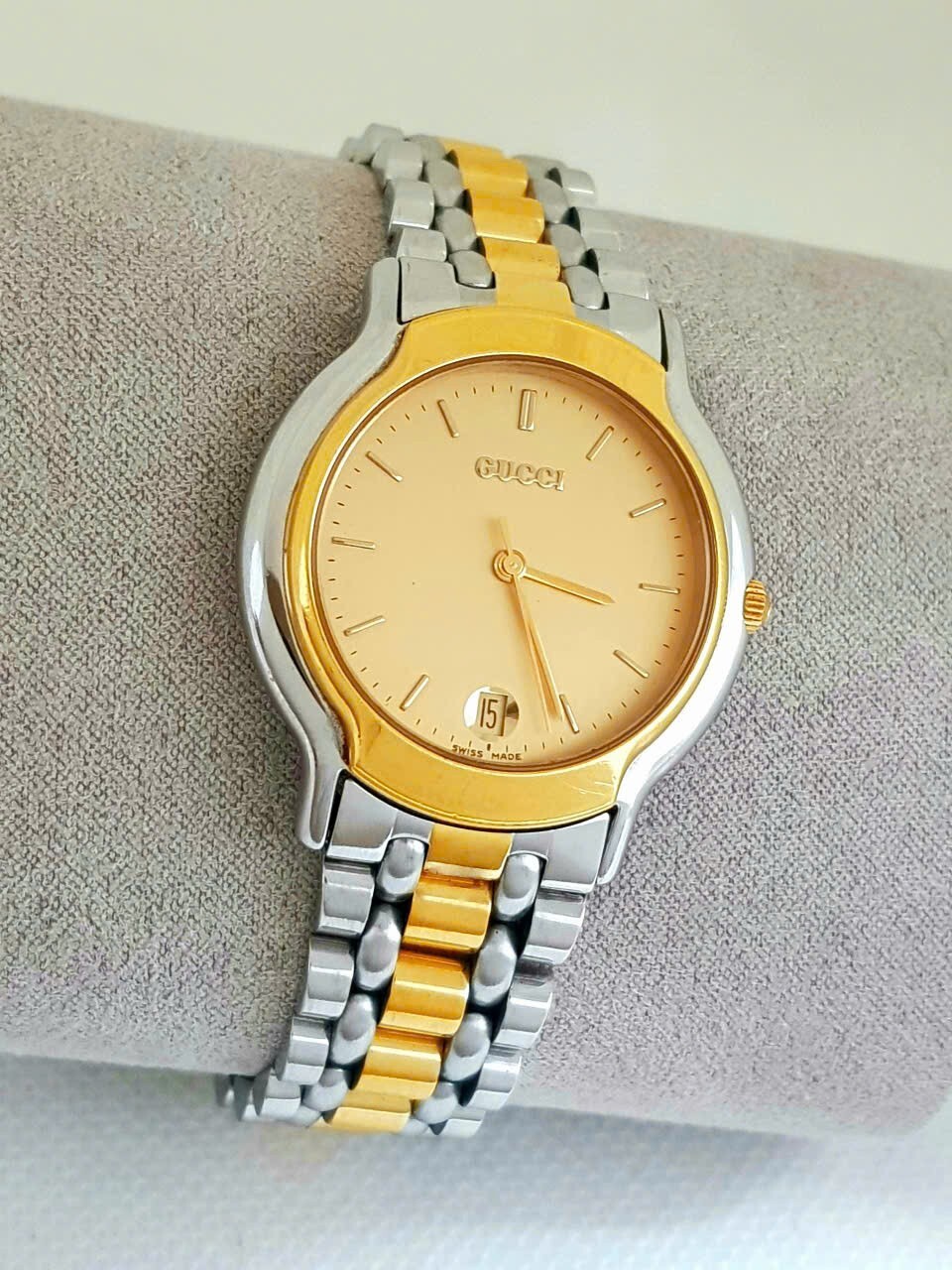 Gucci 8000L Womens Gold Quartz Watch with Swiss Movement