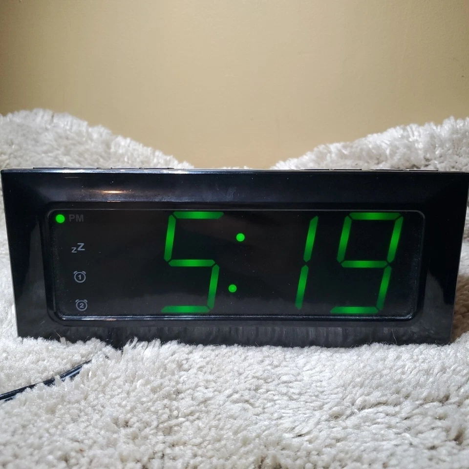 Insignia Digital AM/FM Reloj Radio Alarma Modelo NS-CLOPP2 Eléctrico/Batería Foto 2 de 4