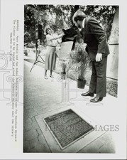 1987 Press Photo Mary Arnold and Dan Hobby dedicate plaques in Broward County