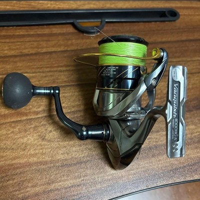 Shimano Vanquish 4000HG Angelrollen und weitere zerkratzte Angelrollengerät