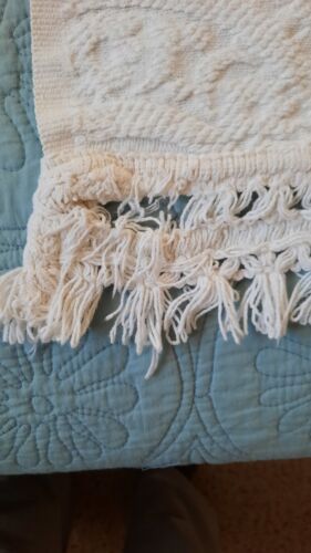 Vintage White Matelasse Full/queen Coverlet with Fringe. 96x102" - Picture 4 of 4