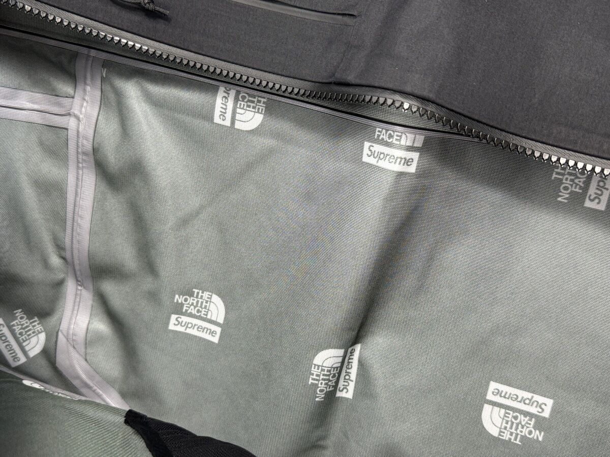 SUPREME x THE NORTH FACE - ZIP SPLIT WIND BREAKER JACKET SUPREME x THE NORTH FACE - ZIP SPLIT WIND BREAKER JACKET