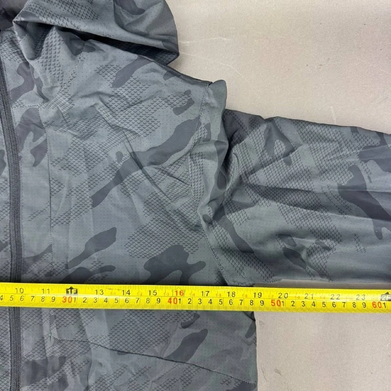 Chaqueta cortavientos con capucha cremallera completa camuflada gris C9 Champion para niños talla L 12-14 Foto 3 de 4