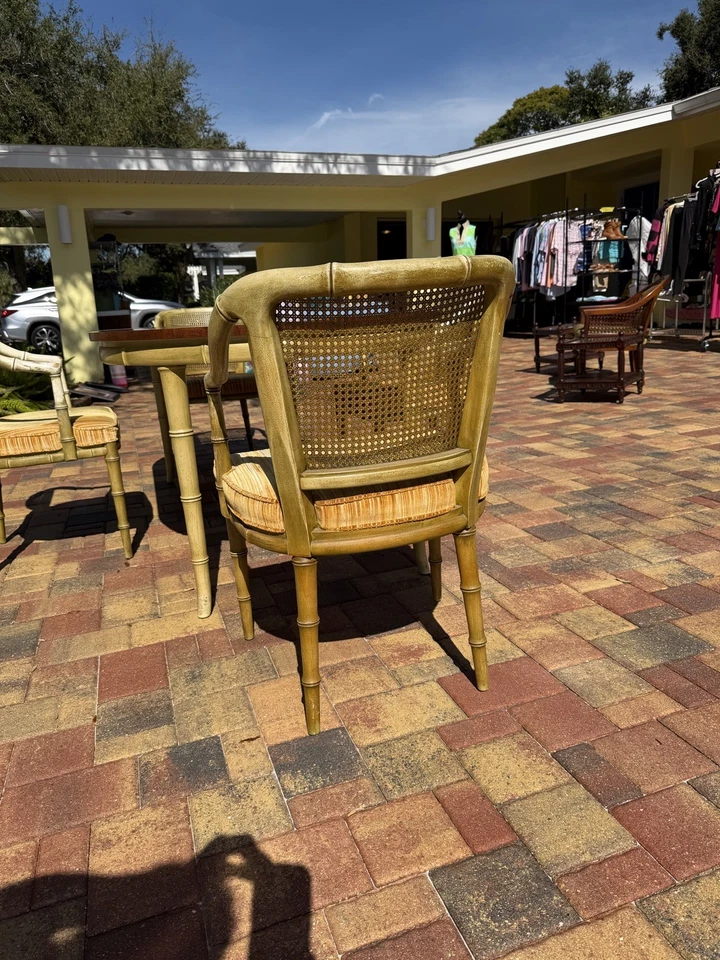 Mesa de comedor Henredon; 4 sillas - imitación bambú ligeramente usada  Foto 3 de 4