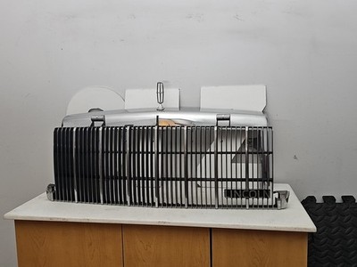   NICE 1990-1994 LINCOLN TOWN CAR OEM CHROME FRONT UPPER GRILL GRILLE EMBLEM