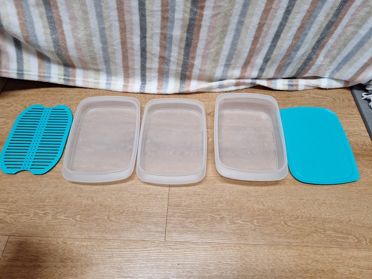 Tupperware Fridge Stack-able Deli Container With Grid Insert Teal 5 Pieces