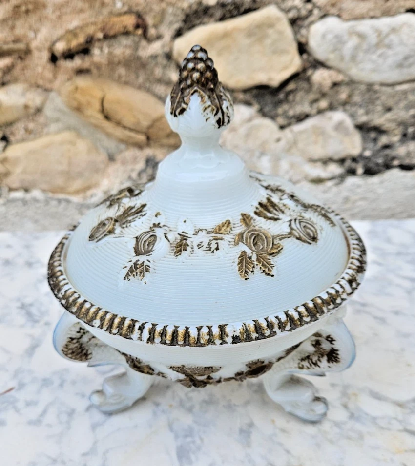 BONBONNIERE TRIPODE TETE DE CHIMERE OPALINE DECOR ROSES  PORTIEUX VALLERYSTHAL ? - Photo 4/4