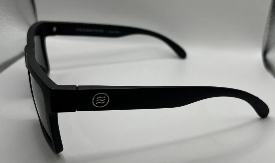 Auténticas gafas de sol unisex polarizadas Neven Tombstone Lowrider (negras) usadas. Foto 4 de 4