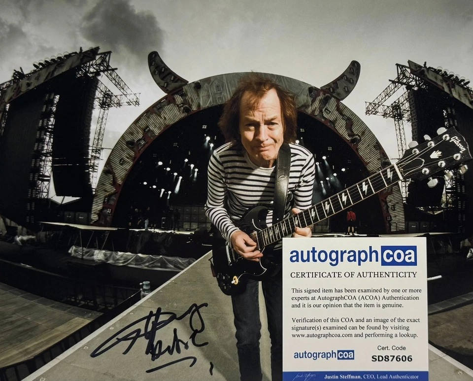 ANGUS YOUNG signed Autogramm 20x25cm AC-DC in Person autograph ACOA - Bild 2 von 2