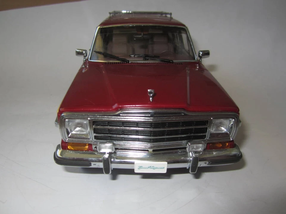 AUTOart 1/18 Scale JEEP Grand Wagoneer Red Diecast Model Car - Image 3 of 4