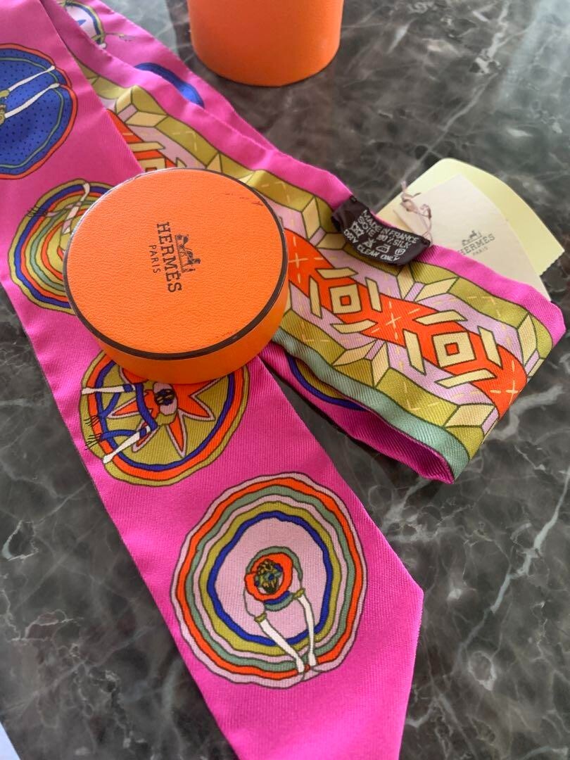 Hermes Twilly 風の民　ピンク Marble Silk twilly | Hermès UAE