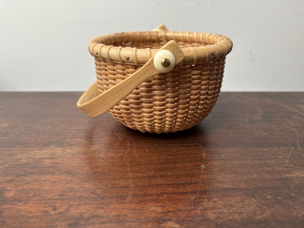Small Hand Made Nantucket Basket With Wood Swing Handle | eBay