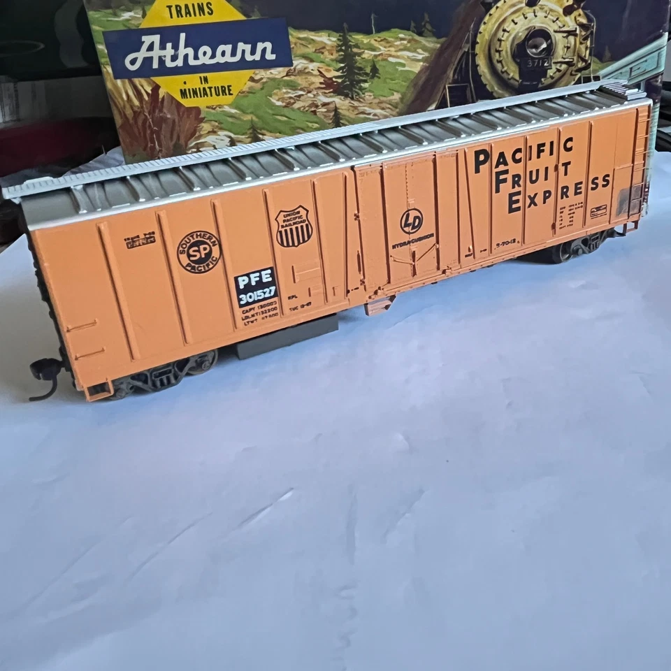 Athearn HO Scale Southern Pacific Fruit Express PFE 50' Mechanical Reefer #1636 - Image 3 of 4