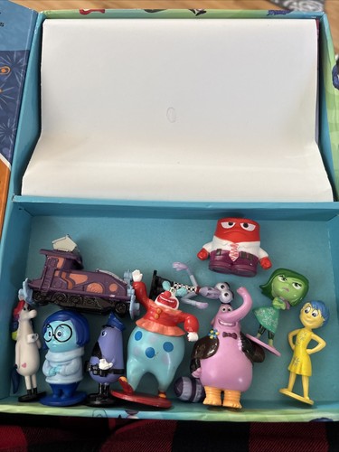 Disney/Pixar Inside Out My Busy Book 2015 HC Game 10 Figures Book W/ Mat Complet - Foto 2 di 2