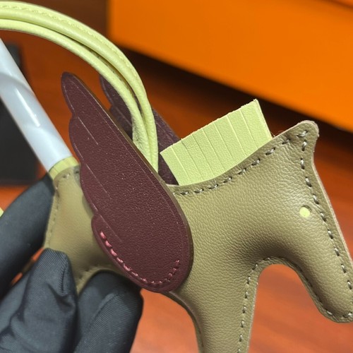 Nueva Llegada 2024 Piel de Cordero Mini Amarillo Rodeo Caballo Bolso Dije Café Pegase Rápido - Imagen 4 de 9