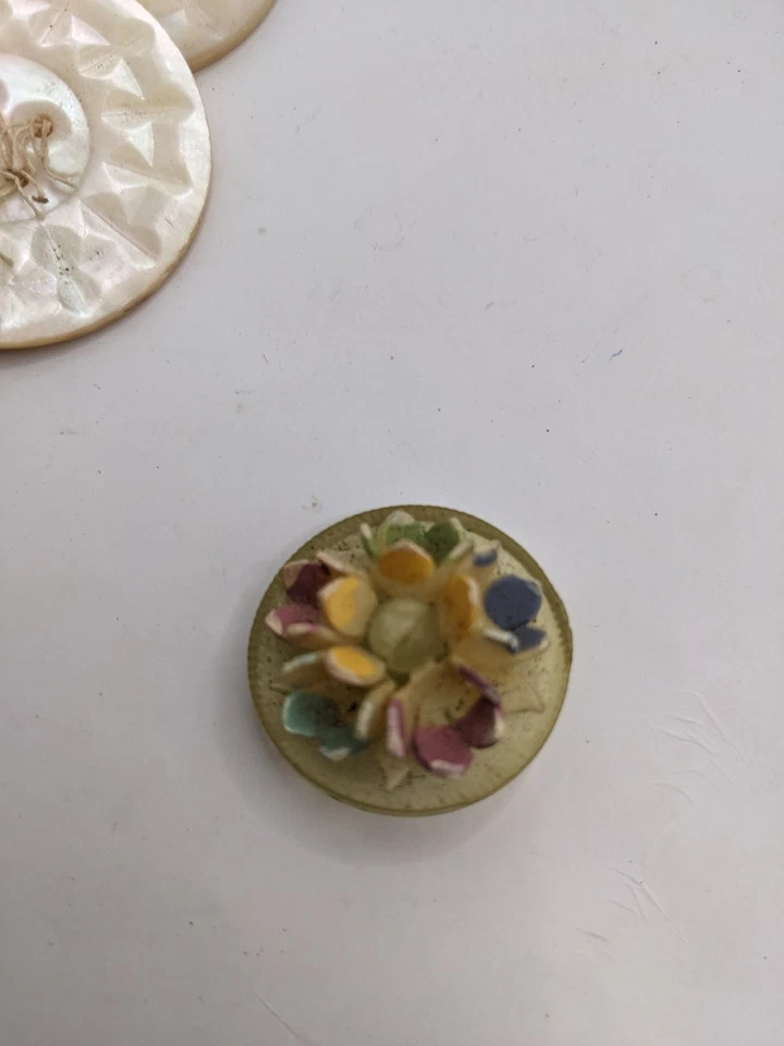 Vintage Lucite, MOP, Fabric Button Lot,Gold ,Green, Off White, White - Image 4 of 4
