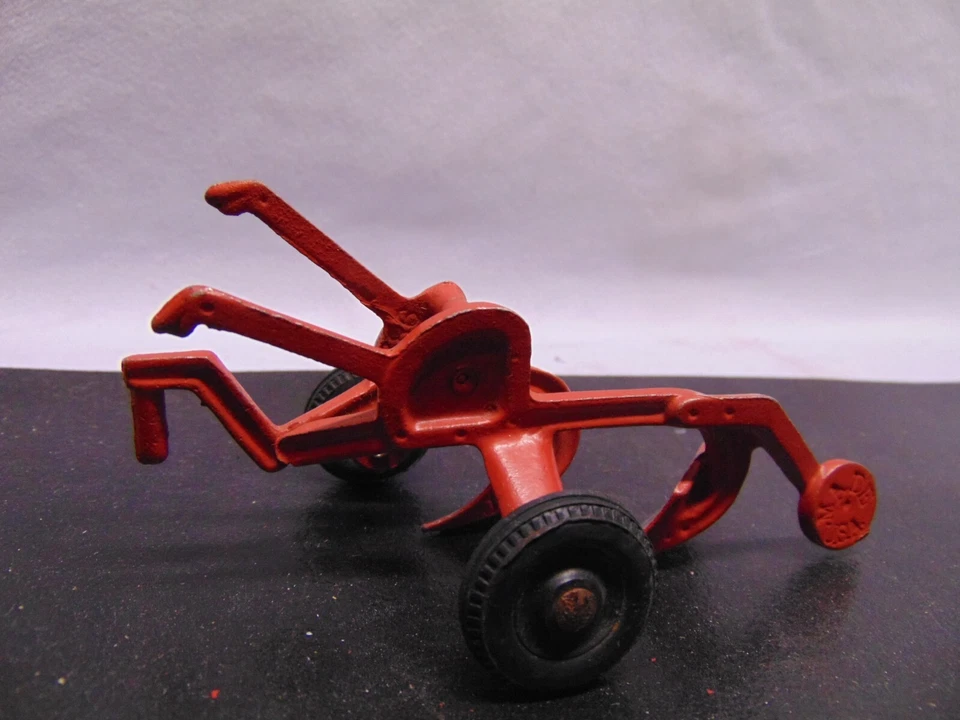 Niveladora de accesorios modelo tractor vintage metal rojo #9821 5" x 2 1/2" x 2 1/2" Foto 4 de 4
