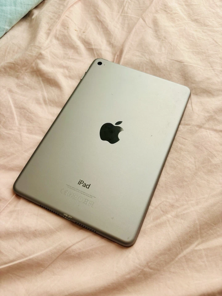 Apple iPad mini (4th generation) · 128GB · Wi-Fi, photo 3 sur 4