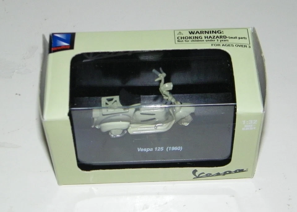 New Ray 1:32 Diecast Piaggio VESPA 125 ( 1960 ) New In Box w/Hard Case Display - Image 2 of 4