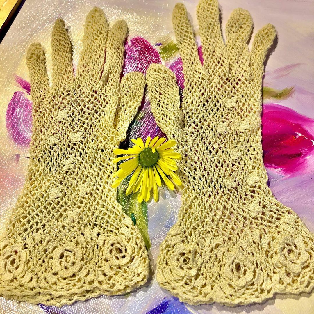 1930s-40s Hand Crocheted Light Yellow Gloves - image 1