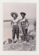 Zwei hübsche attraktive junge Frauen Strand Bikini schöne Hüte Dame Frauen Sc...