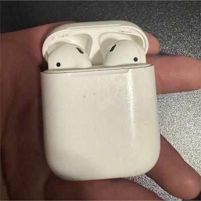 Apple AirPods 1st Gen Wireless Bluetooth Earbuds White with Charging Case