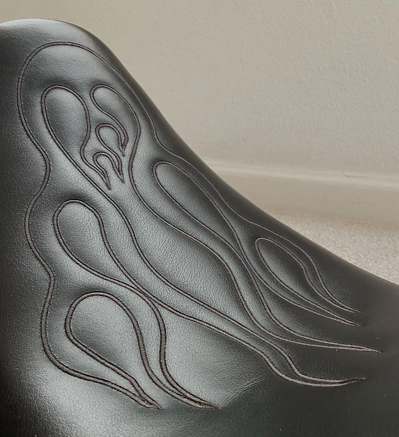 EXCELENTE ASIENTO PERFILADOR COSIDO A LLAMA NEGRO DYNA FXD HARLEY-DAVIDSON Foto 2 de 4