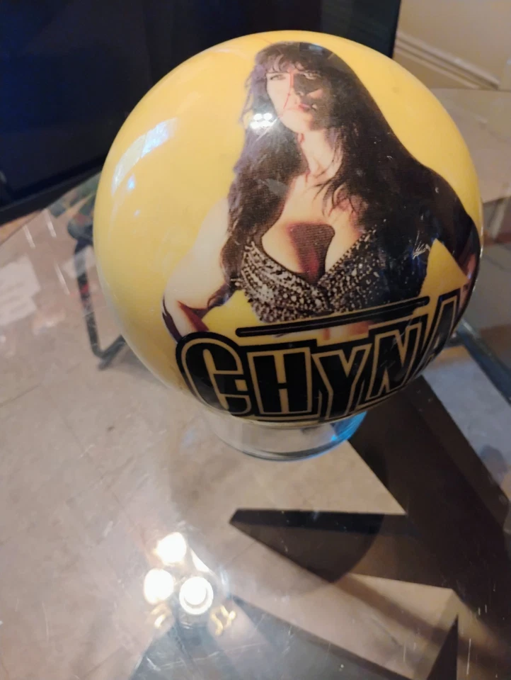 Bola de boliche Chyna WWF sin agujeros Foto 2 de 4