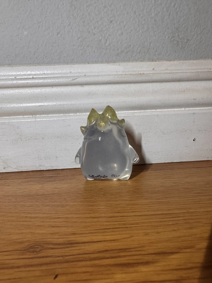 DESIGNERCON DCON 2025 LAS VEGAS Lostlings ASSINADO x Yutoos ASSINADO Cristal Stubby - Imagem 3 de 4