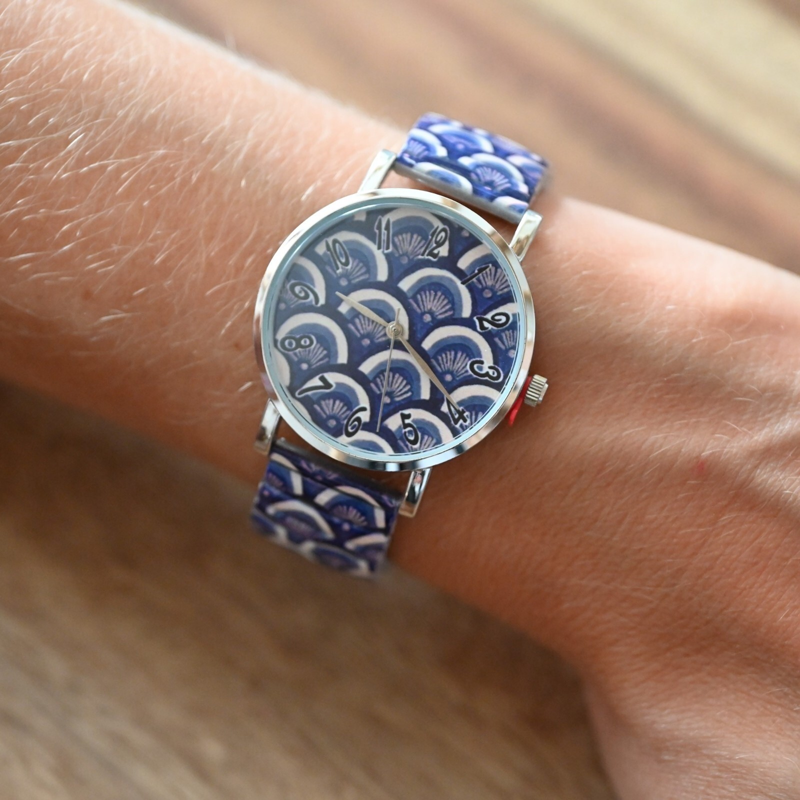 Montre Ernest éventail vintage bleu marine avec cadran rétro à aiguilles dorées
