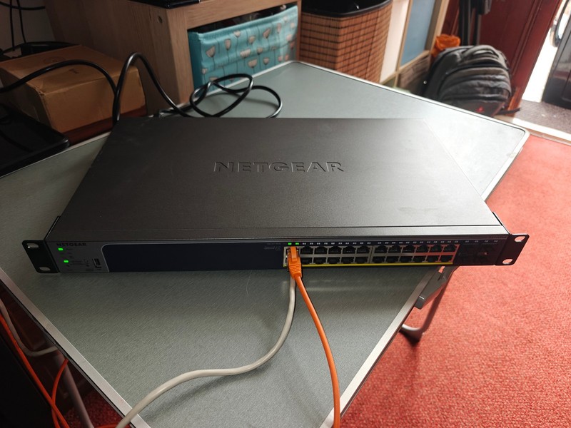Netgear GS728TPPv2 28-Port Gigabit Smart Managed PoE+ Switch - scratch on case