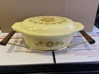VINTAGE PYREX KIM CHEE OVAL 1.5 QT. CASSEROLE DISH W/LID AND STAND