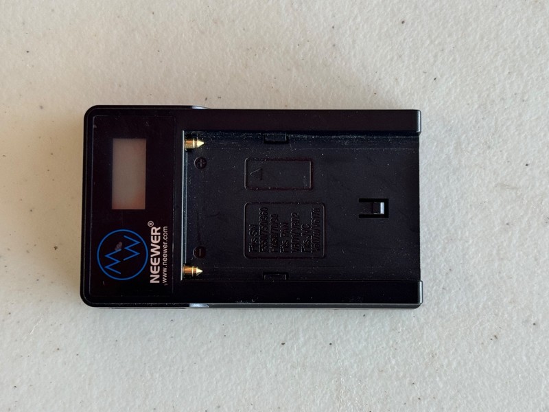 Neewer NW-USBF550 Dual USB Charger with cable in very good condition