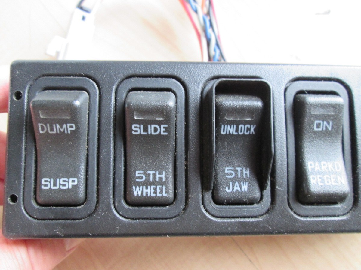 International Pollak 32237 3549776C4 Switch Console (4