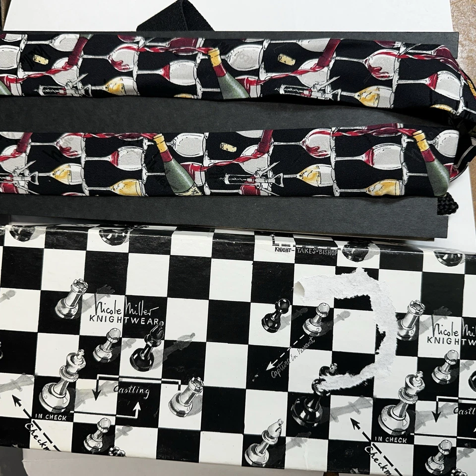 Suspensórios Nicole Miller Knightwear tema vinho seda estilo anos 90 - Imagem 2 de 4