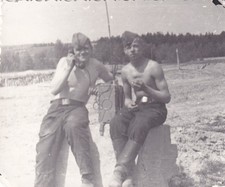Original Snapshot Photo SHIRTLESS SOVIET RUSSIAN T-62 TANK CREWMEN 1973 USSR 529