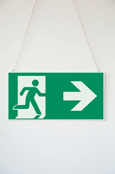 KÖNIG WERBEANLAGEN Rettungszeichen Notausgang doppelseitig-ASR A1.3 DIN EN ISO7010 30x15cm PVC lnl