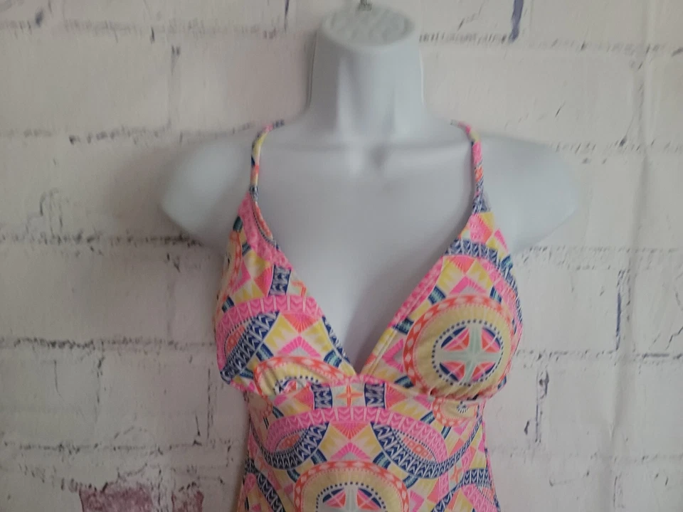 Maiô Old Navy peça única pequeno multicolorido geométrico gola V alças cruzadas - Imagem 3 de 4