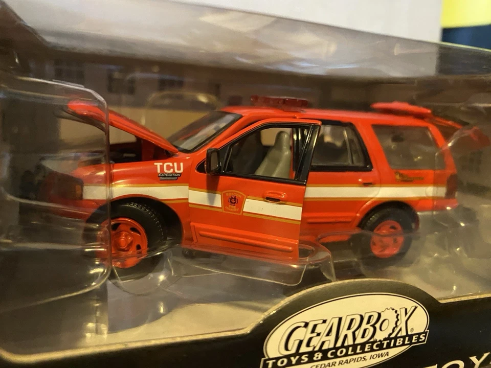 Gearbox Toys & Collectibles Boston Mass. F.D. 2006 Ford Expedition NIB 1:43  - Image 2 of 3