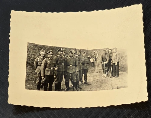 WEHRMACHT SOLDIERS DIG TRENCHES OFFICERS WWII WW2 German Military Wartime photo