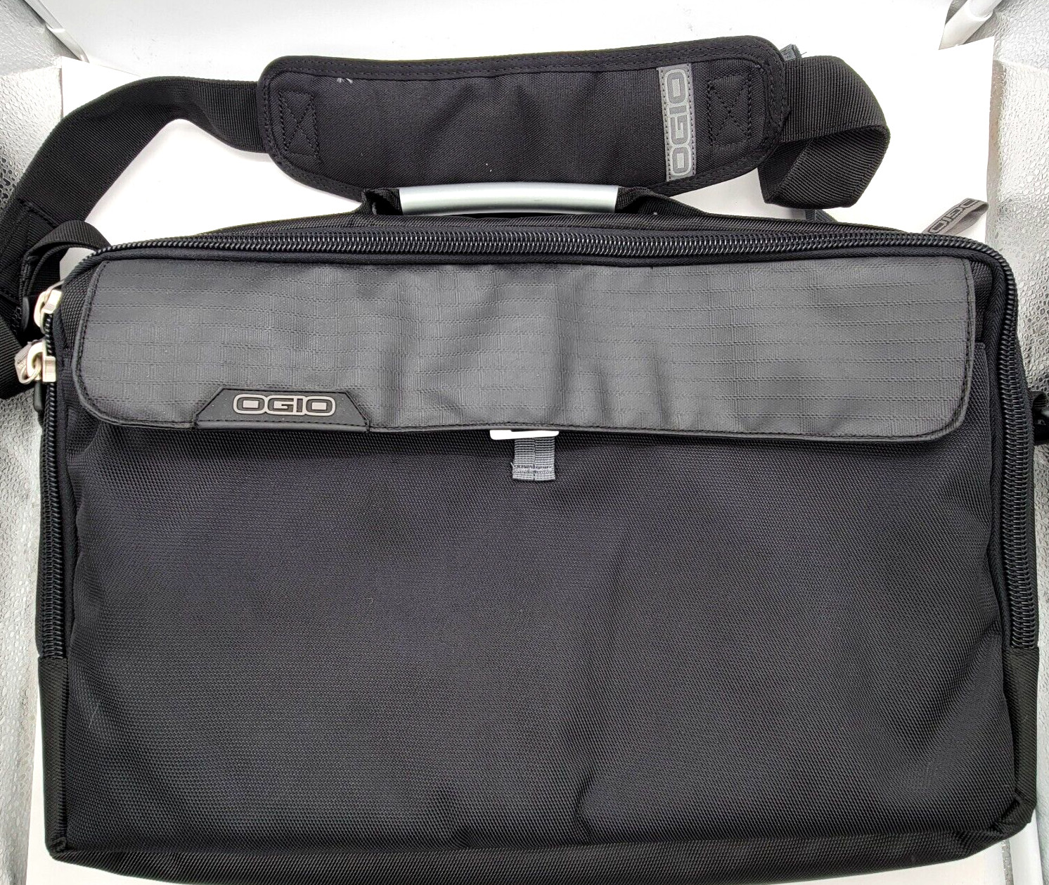 Ogio Laptop Messenger Bag 18" X 12" X 3" MINT