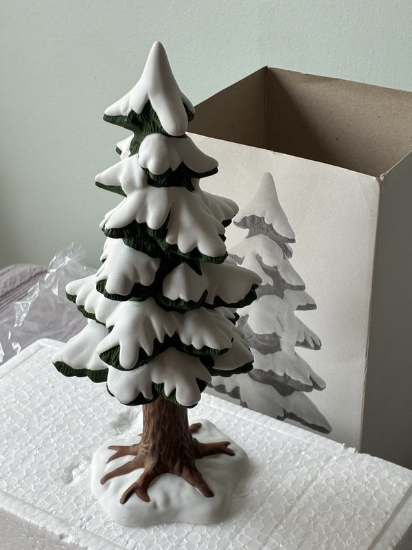 RETIRED VTG. DEPT. 56 VILLAGE PORCELAIN PINE LARGE ~ BOX & TREE VGC~EXCELLENT