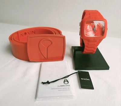 Nixon Rubber Player Red und Nixon Rubber Gürtel - Batterie Neu - Bild 1 von 4