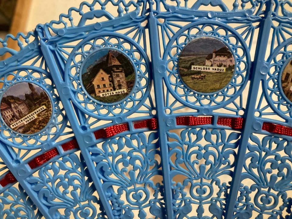 Ventilador de mano de plástico plegable vintage azul años 70 Liechtenstein - antiguo Foto 3 de 4