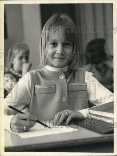 Press Photo Bonnie Forner in a classroom - tub07987 - Picture 1 of 2