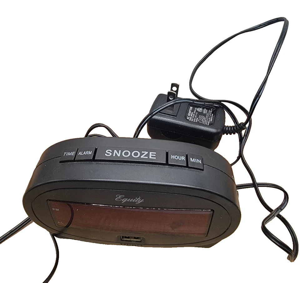 Equity Reloj Despertador Digital Rojo Pantalla LED Adaptador CA Intertek Puerto USB 30024 Foto 2 de 4